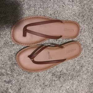 I’m selling these old navy brown flip flops! I have barely worn these